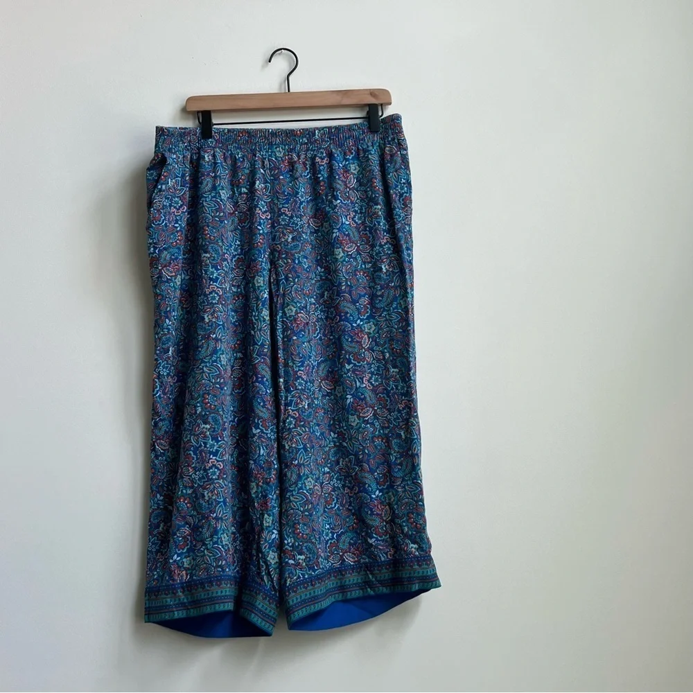Women’s pants J Jill Silky-Soft Full-Leg Crops small Paisley Floral Beach